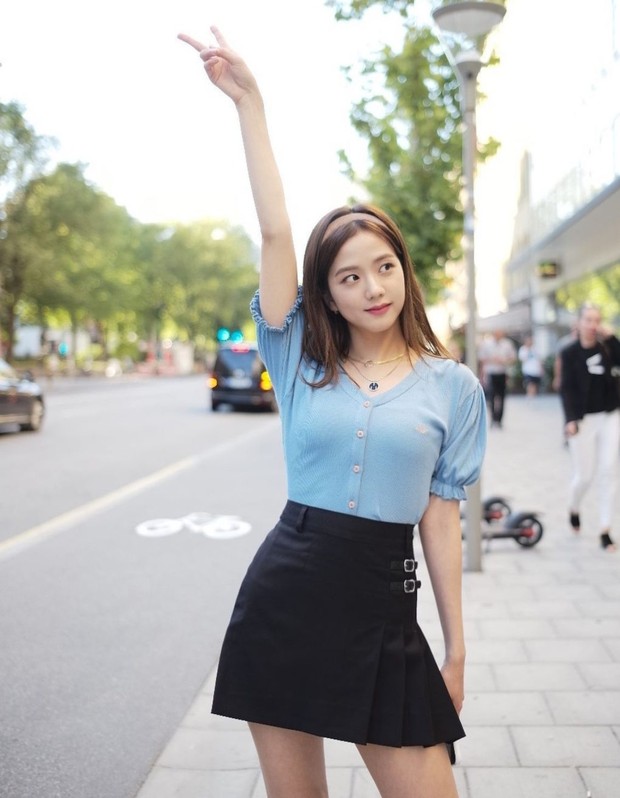 Outfit Liburan ala Jisoo BLACKPINK/Foto: Instagram.com/sooyaa__ Outfit Liburan ala Jisoo BLACKPINK/Foto: Instagram.com/sooyaa__