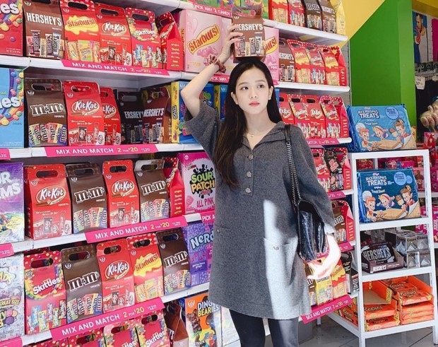 Outfit Liburan ala Jisoo BLACKPINK/Foto: Instagram.com/sooyaa__ Outfit Liburan ala Jisoo BLACKPINK/Foto: Instagram.com/sooyaa__