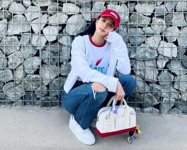 Outfit Liburan ala Jisoo BLACKPINK/Foto: Instagram.com/sooyaa__ Outfit Liburan ala Jisoo BLACKPINK/Foto: Instagram.com/sooyaa__