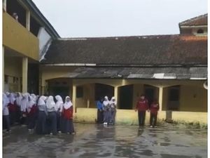 Siswa SMK Sukabumi yang Sedang Ujian Berhamburan Diguncang Gempa M 5,8 Siswa SMK Sukabumi yang Sedang Ujian Berhamburan Diguncang Gempa M 5,8