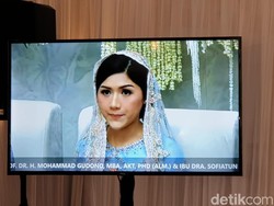 Berkebaya Muslim Biru, Erina Gudono Ikuti Pengajian Jelang Pernikahannya