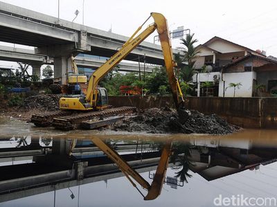 Kali Sunter Dikeruk untuk Cegah Banjir