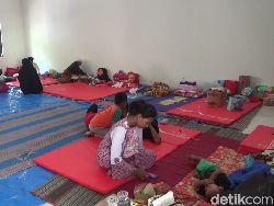 Ratusan Warga Zona Merah Erupsi Semeru Masih Bertahan di Pengungsian