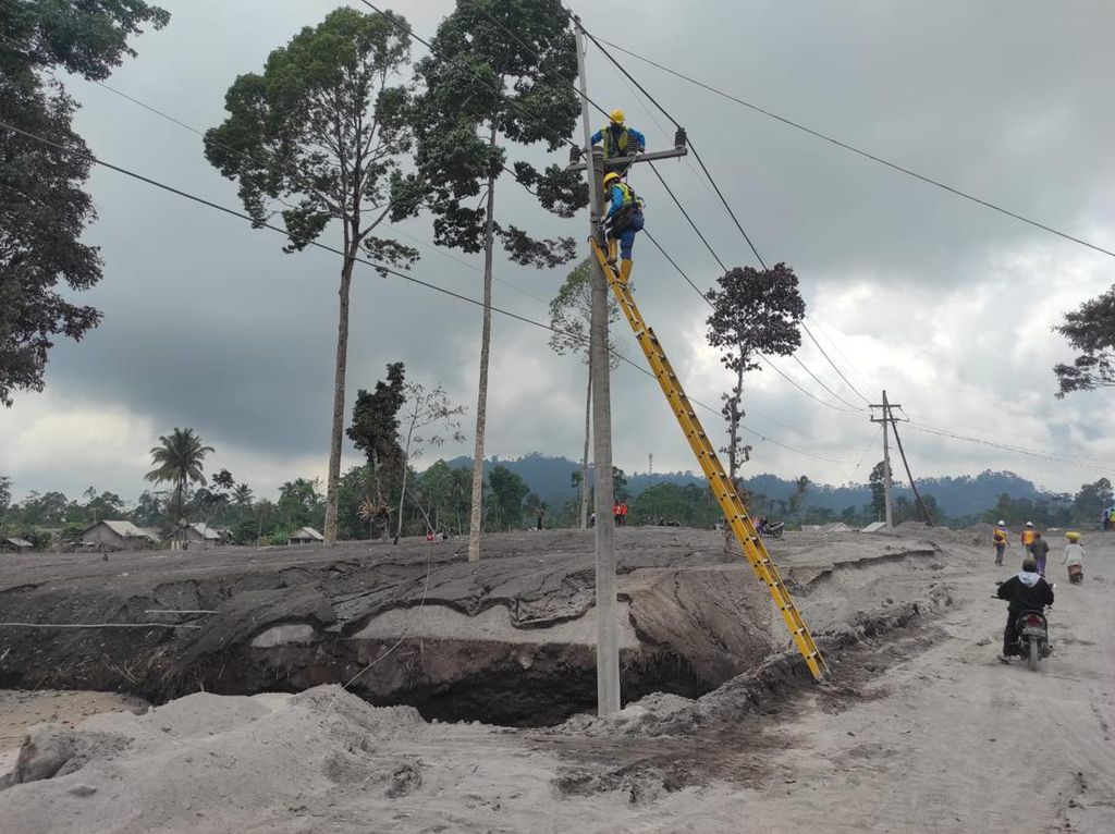 Warga Akui Kesigapan PLN Pulihkan Listrik Pasca Erupsi Gunung Semeru