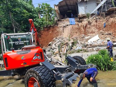 Penampakan Longsor Picu Banjir di Pondok Tirta Mandala Depok