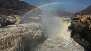 Pesona Air Terjun di China yang Berselimutkan Pelangi