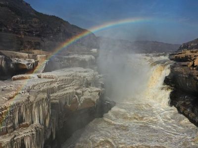 Pesona Air Terjun di China yang Berselimutkan Pelangi