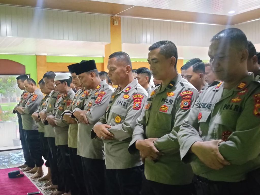 Polisi di Aceh Gelar Salat Gaib untuk Aiptu Sofyan Korban Bom Bandung