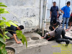 Aksi Heroik Polwan Selamatkan Pria Nyebur ke Got di Tambora Jakbar