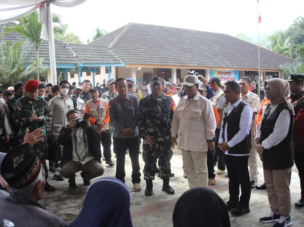 Prabowo Dengarkan Keluhan Para Pengungsi Gunung Semeru
