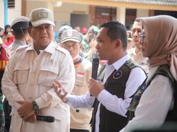 Kunjungi Posko Pengungsian Semeru, Menhan Prabowo Beri Bantuan Motor