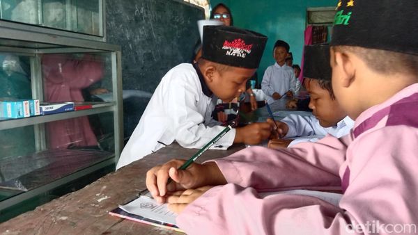 Potret Miris Santri di Indramayu Gelar Ujian di Ruang Bekas Warung
