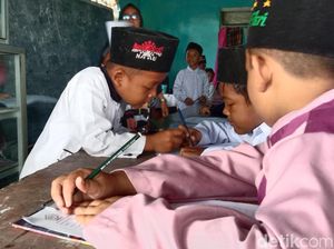 Potret Miris Santri di Indramayu Gelar Ujian di Ruang Bekas Warung