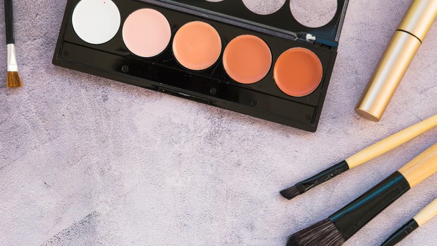 Potret ilustrasi color-correcting concealer.