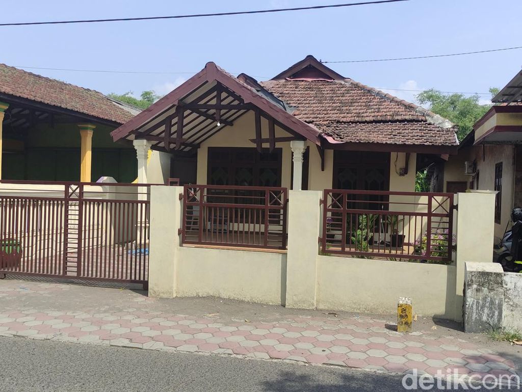 Rumah Umar Patek di Sidoarjo Sepi, Tetangga Sebut Kosong Sudah 3 Hari Rumah Umar Patek di Sidoarjo Sepi, Tetangga Sebut Kosong Sudah 3 Hari