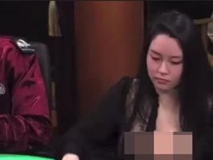 Viral Pemain Poker Pakai Payudara Palsu untuk Mengecoh Lawan, Kini Minta Maaf Viral Pemain Poker Pakai Payudara Palsu untuk Mengecoh Lawan, Kini Minta Maaf