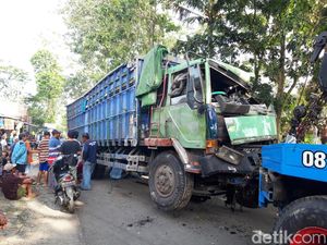 Truk Tabrak Dump Truck di Boyolali, Muatan Aspal Tumpah