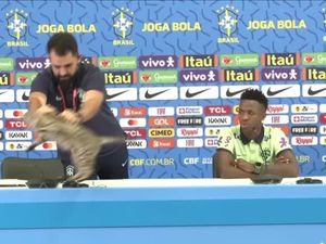 Momen Kocak Kucing Ganggu Vinicius Jr saat Jumpa Pers