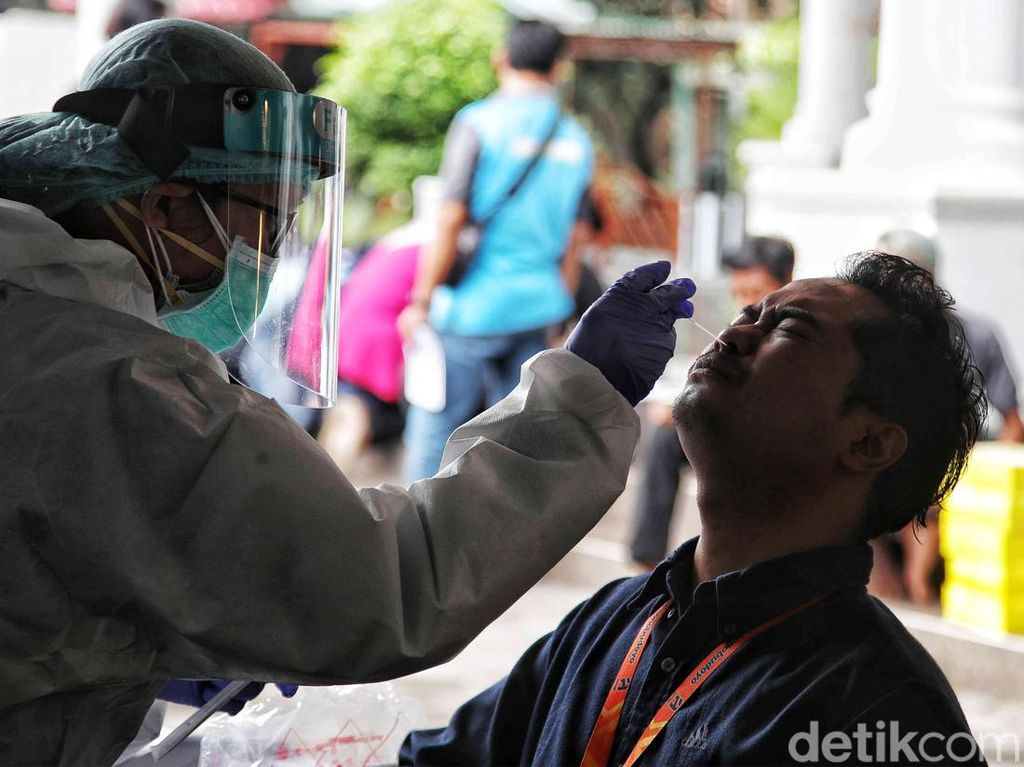 Keluarga Jalani Tes Swab Jelang Rangkaian Acara Pernikahan Kaesang-Erina Keluarga Jalani Tes Swab Jelang Rangkaian Acara Pernikahan Kaesang-Erina