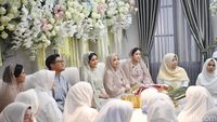 Foto: Dekorasi Pengajian di Rumah Erina Gudono, Elegan dengan Bunga Segar