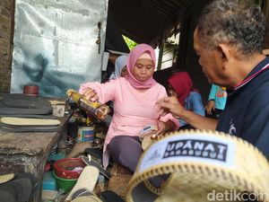 Jelang Libur Nataru, Warga Borobudur Kebanjiran Order Sandal Upanat Jelang Libur Nataru, Warga Borobudur Kebanjiran Order Sandal Upanat