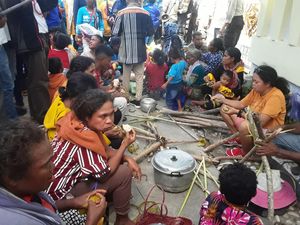 Ratusan Warga TTS Bangun Tenda-Masak di Depan Kantor Gubernur NTT Ratusan Warga TTS Bangun Tenda-Masak di Depan Kantor Gubernur NTT