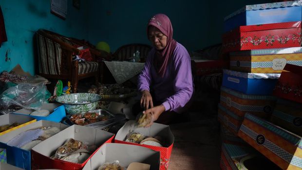 Masyarakat sekitar kediaman Erina di Dusun Purwosari, Mlati, Sleman, Yogyakarta, menggelar masak bersama untuk menyiapkan besek yang akan dibagikan kepada warga, Kamis, 8 Desember 2022.