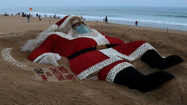 Woah, Ada Sinterklas Raksasa di Pantai India