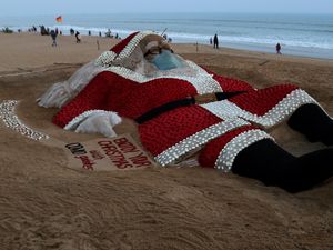 Woah, Ada Sinterklas Raksasa di Pantai India Woah, Ada Sinterklas Raksasa di Pantai India