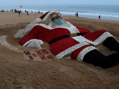 Woah, Ada Sinterklas Raksasa di Pantai India