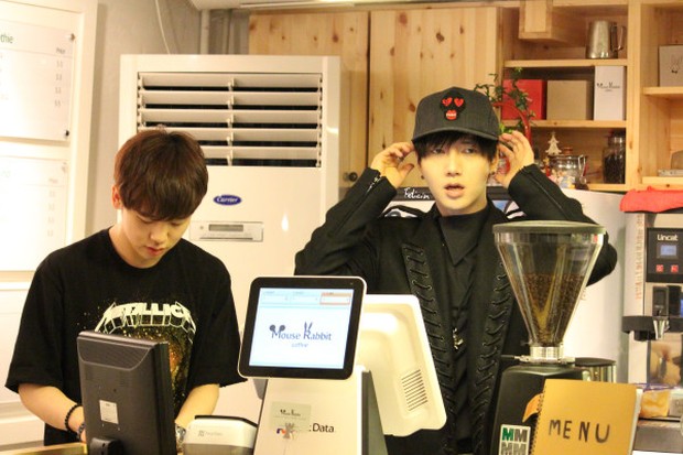 Yesung saat berada di Mouse Rabbit Coffee/Foto: kpopmap.com Yesung saat berada di Mouse Rabbit Coffee