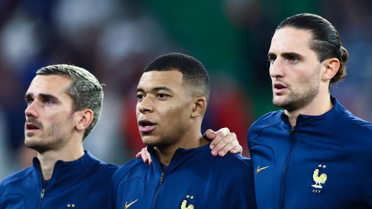 Rabiot (kanan), bersama Mbappe (tengah) dan Griezmann saat menyanyikan lagu kebangsaan Prancis sebelum melawan Polandia. Foto: NurPhoto via Getty Images/NurPhoto