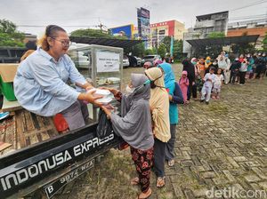 Antrean Warga Serbu Nasi Boks Murah di Tangsel