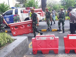 Akses Dibatasi, Water Barrier Terpasang di Lokasi Akad Nikah Kaesang-Erina Akses Dibatasi, Water Barrier Terpasang di Lokasi Akad Nikah Kaesang-Erina