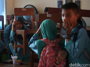 Ortu Murid SDN Pocin 1 Ungkap Pemkot Mau Angkut Barang-barang Sekolah Ortu Murid SDN Pocin 1 Ungkap Pemkot Mau Angkut Barang-barang Sekolah