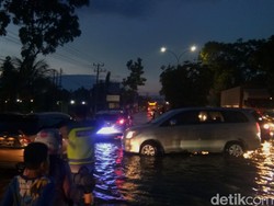 Banjir di Jalanan Palembang Belum Surut, Pemkot Janji Turunkan Tim