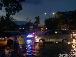 Banjir di Jalanan Palembang Belum Surut, Pemkot Janji Turunkan Tim Banjir di Jalanan Palembang Belum Surut, Pemkot Janji Turunkan Tim