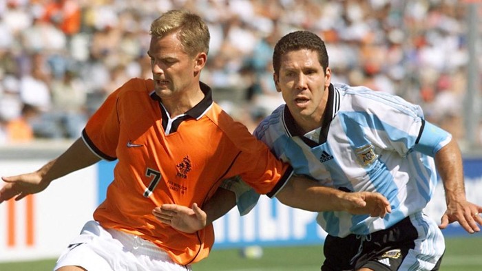 Dutch midfielder Ronald de Boer (L) is challenged by Argentinan captain Diego Simeone (R) during the 1998 Soccer World Cup quarter-final match between the Netherlands and Argentina at the Stade Velodrome in Marseille 04 July.  (ELECTRONIC IMAGE)   AFP PHOTO (Photo by OMAR TORRES / AFP)