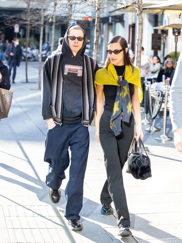 Bella Hadid dan Marc Kalman/Foto: Dok. harpersbazaar.com Pasangan Hollywood yang Paling Stylish