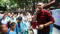 Beri Semangat Siswa, Giring Nyanyi di SDN Pocin 1 Depok