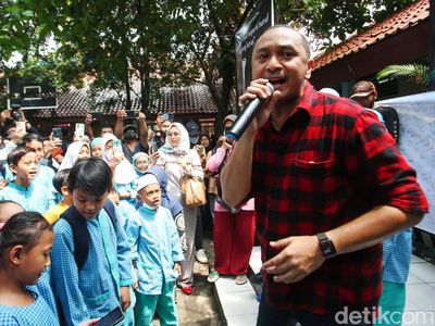 Beri Semangat Siswa, Giring Nyanyi di SDN Pocin 1 Depok