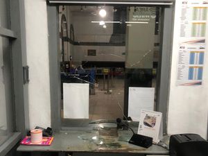 Calon Penumpang Pecahkan Kaca Loket Stasiun Sukabumi Diamankan Polisi Calon Penumpang Pecahkan Kaca Loket Stasiun Sukabumi Diamankan Polisi