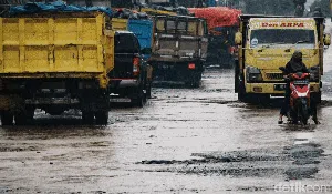 Ganasnya Hidup di Jalur Truk Tambang Parung Panjang Ganasnya Hidup di Jalur Truk Tambang Parung Panjang