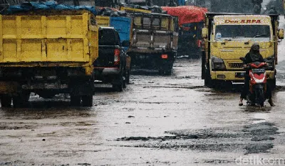 Ganasnya Hidup di Jalur Truk Tambang Parung Panjang