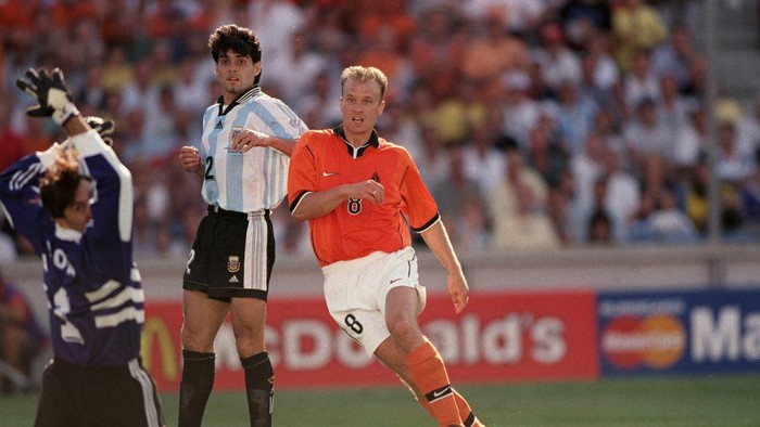 Hollands Dennis Bergkamp (right) scores the winning goal past Argentina goalkeeper Carlos Roa (left)  (Photo by Michael Steele/EMPICS via Getty Images)