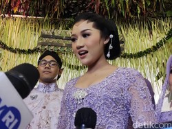 Desainer Ungkap Detail Menarik Kebaya Erina Gudono untuk Midodareni