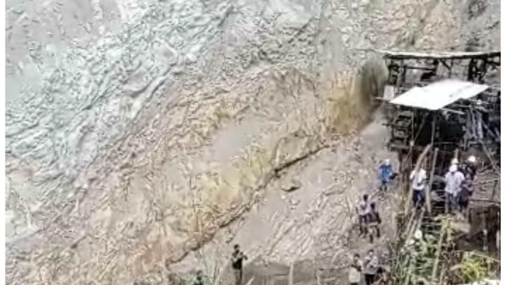 Proses Evakuasi Korban Tambang Batu Bara Meledak di Sawahlunto