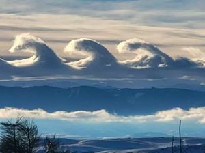 Fenomena Langka! Awan Berbentuk Ombak Bikin Terpana