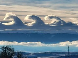 Fenomena Langka! Awan Berbentuk Ombak Bikin Terpana