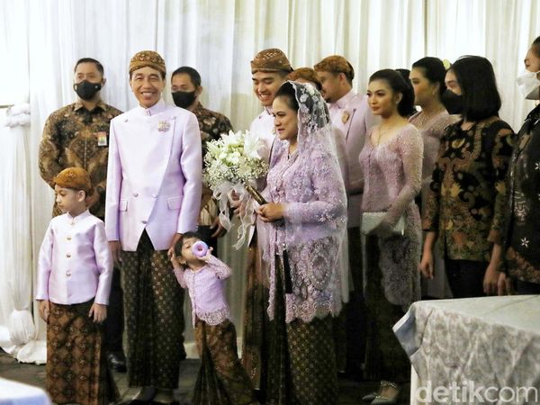 Gandeng Cucu, Jokowi Tiba di Kediaman Erina Gudono